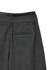 Grau karierte Hose aus strukturiertem Stoff, mit einem schwarzen Kunstlederbund und einer einzelnen hinteren Tasche mit schwarzen Akzenten.