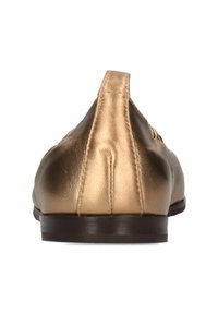 Scarpa piatta in bronzo metallico con tomaia in pelle liscia, punta arrotondata e tacco leggero. Presenta un dettaglio a cucitura nella parte posteriore.