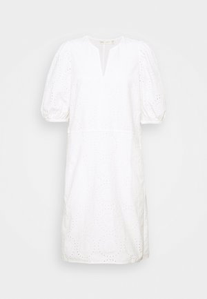 Robe blanche à manches bouffantes avec un décolleté en V, présentant des motifs à œillets et une coupe décontractée. Tissu texturé avec une finition lisse.