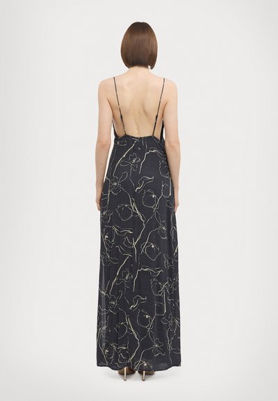 Robe maxi en tissu sombre avec des motifs floraux en ligne. Elle présente des bretelles fines, un dos nu et une silhouette fluide. Texture lisse.