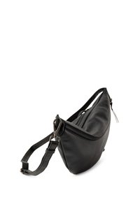 Borsa a spalla in pelle nera con chiusura zip e tracolla regolabile, caratterizzata da una texture liscia e da una forma elegante e curva.