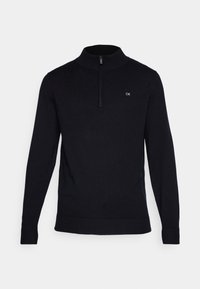 Pull en maille noir avec un col montant et une fermeture éclair de quart, doté de poignets et d'un ourlet côtelés ; petit logo blanc sur la poitrine gauche.