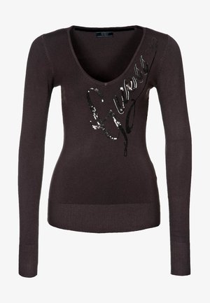 Mørkebrun langærmet V-hals sweater med tilpasset talje og sort palietteret "Guess"-logo diagonalt over fronten.