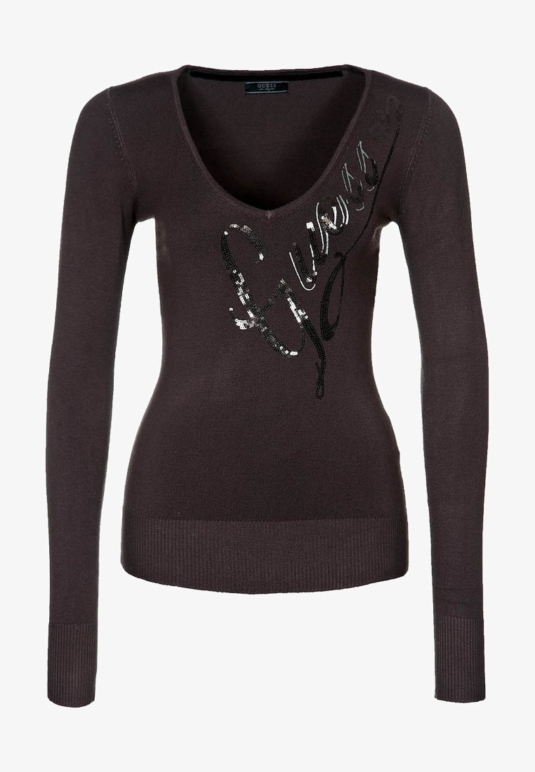 Pull à manches longues marron foncé avec col en V, taille ajustée et logo "Guess" en sequins noirs disposé en diagonale sur le devant.
