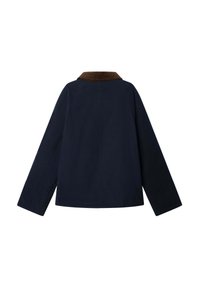 Tamsiai mėlynas švarkas su rudu šonkaidžiu apykaklė, turintis ilgus rankovės, laisvą siluetą ir lygią tekstūrą. Rodoma nugaros pusė.