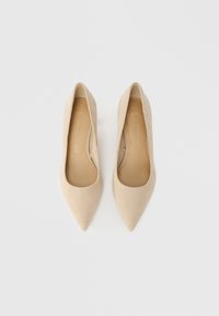 Μπεζ γόβες με τακούνι από σουέντ, με μυτερή μύτη και λείο εσωτερικό. Απλός σχεδιασμός χωρίς εμφανή μεταλλικά στοιχεία ή διακοσμητικά.