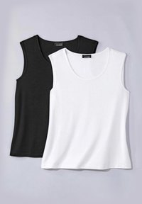 Zwei ärmellose Oberteile: eines schwarz und eines weiß. Beide haben einen runden Halsausschnitt und eine glatte Stoffstruktur. Ein Markenetikett ist auf dem schwarzen Oberteil sichtbar.