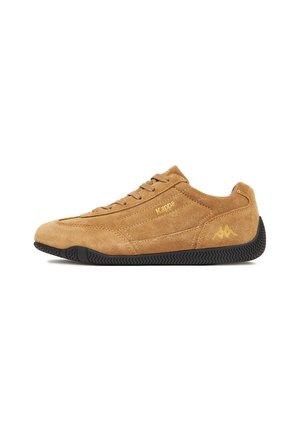 Brązowy zamszowy sneaker z czarną gumową podeszwą, wiązany z przodu i złotym logo Kappa po boku, pokazany od zewnętrznej strony na białym tle.