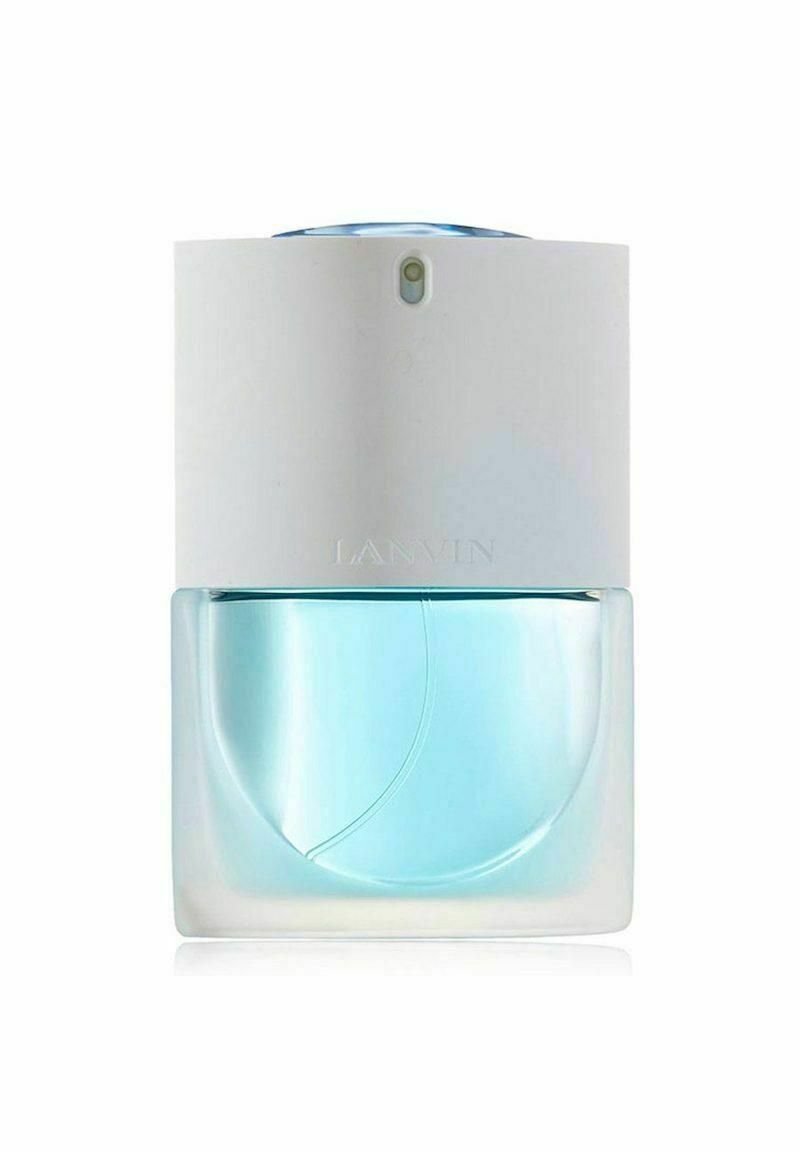 Gennemsigtig glasparfume flaske med lyseblåt væske, rektangulær bund, og et hvidt låg med en rund top. Mærkenavnet "LANVIN" er præget.