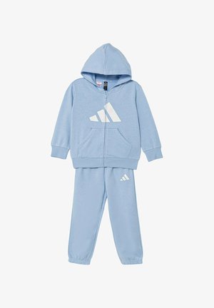 Sudadera con capucha azul claro y pantalones deportivos a juego, hechos de tela suave, con un gran logo blanco en la parte delantera y un logo más pequeño en la pierna del pantalón.