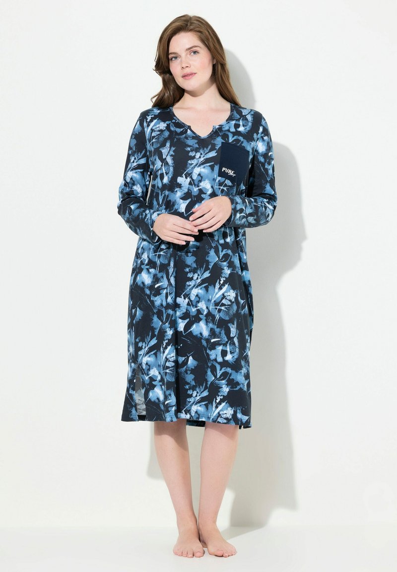 Vestito da notte a maniche lunghe di colore blu scuro con motivo floreale blu chiaro. Presenta un collo a V e una tasca sul petto sinistro con testo. Tessuto morbido, vestibilità comoda.