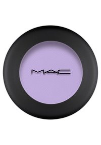 MAC øyeskygge i en rund svart boks, med en teksturert lavendelpulveroverflate og en elegant svart logo på toppen.