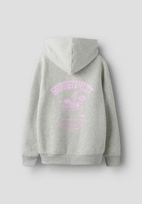 Svetlo siva jopa s kapuco, na hrbtni strani pa roza grafika sklede ramen rezancev in stilizirano besedilo "Dobrodošli v Ramen Roj".