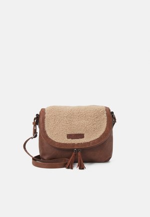 Bruine leren crossbodytas met een beige fleeceklep, kwastje ritszegels en verstelbare schouderriem op een witte achtergrond.