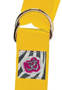 Gelber Stoffriemen mit einem metallenem Ring. Enthält ein Patch mit einem schwarz-weißen gestreiften Hintergrund und einem pinken Symbol.