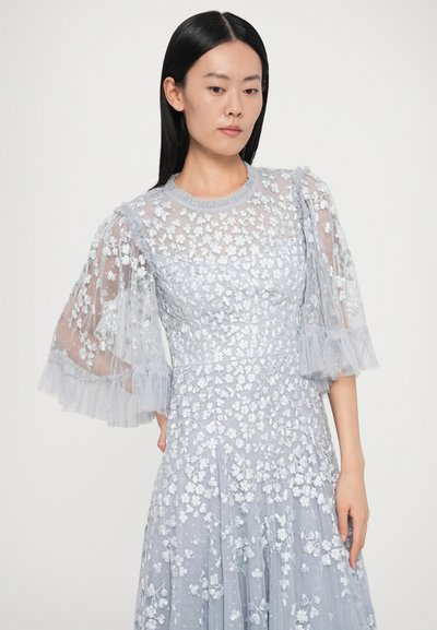 Jasnoniebieska sukienka z kwiatową haftem, przezroczystymi tiulowymi rękawami z falbankami oraz dopasowanym gorsetem, zapewniająca delikatny i teksturowany wygląd.