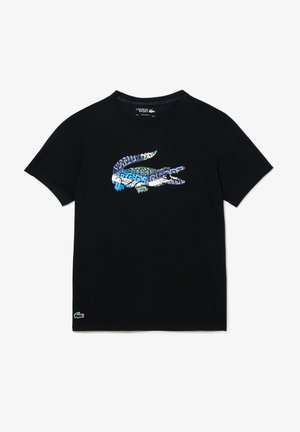 Camiseta de algodón negra con un gráfico multicolor que muestra un logo de cocodrilo y el nombre de la marca. Mangas cortas y cuello redondo.