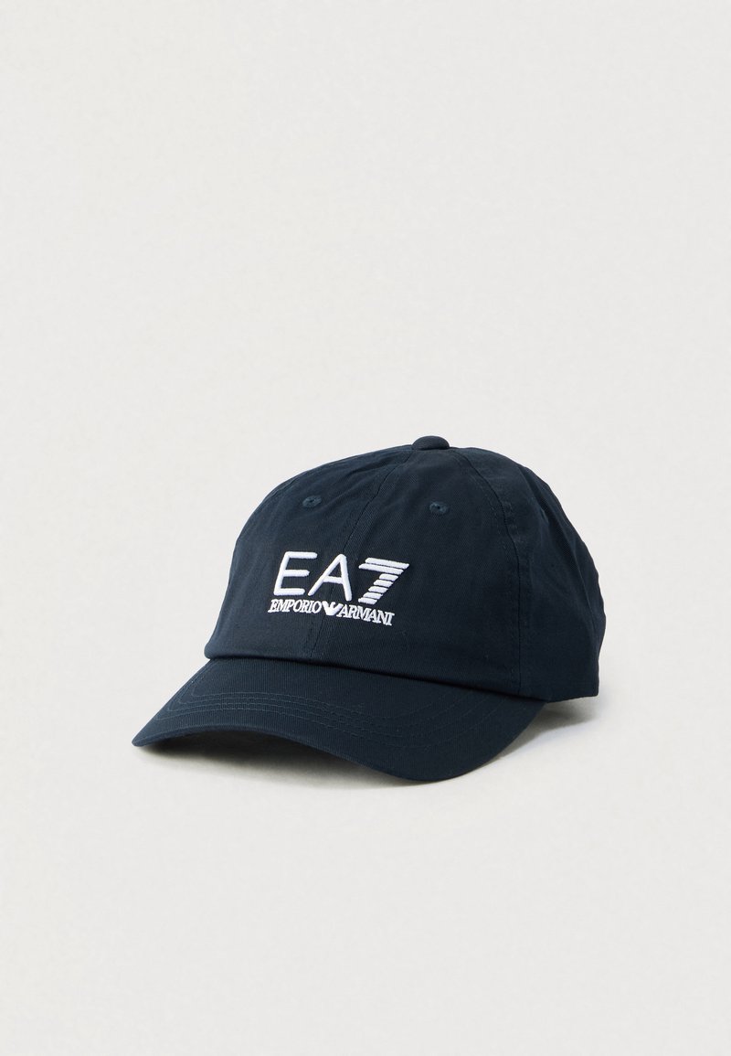 Gorra de béisbol azul marino hecha de tela, con un logo blanco bordado "EA7 EMPORIO ARMANI" en el frente y una visera curva.