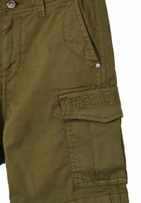 Oliwkowe szorty cargo z boczną kieszenią z klapą, z haftem "PEPE JEANS" i metalowym nitowaniem w pobliżu przedniej kieszeni.