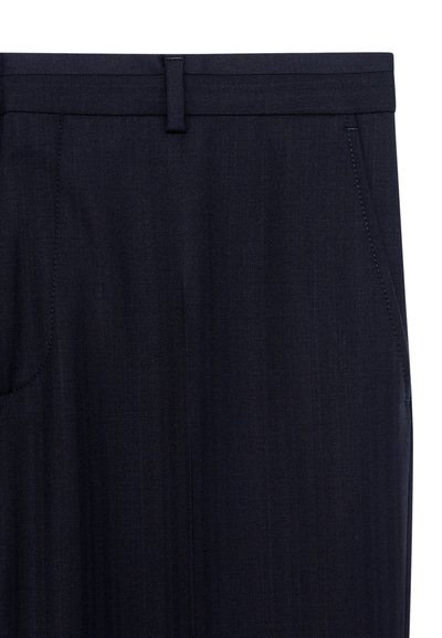 Marineblaue Hose mit Fischgrätenmuster, ausgestattet mit Seitentaschen, einem schlichten Bund und dezenten Nähdetails. Glatte Stoffoberfläche.