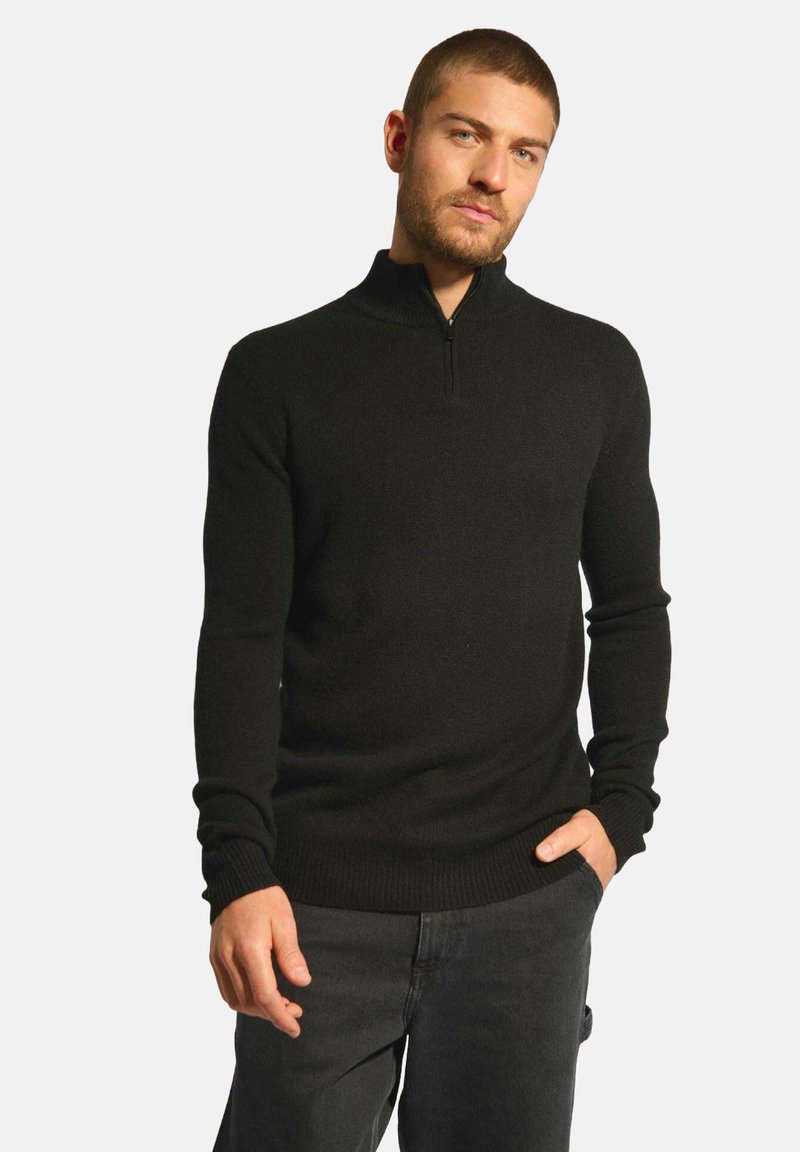 Czarny dzianinowy sweter z wysokim kołnierzem i półzamkiem. Slim fit, długi rękaw, prążkowane mankiety i dół.