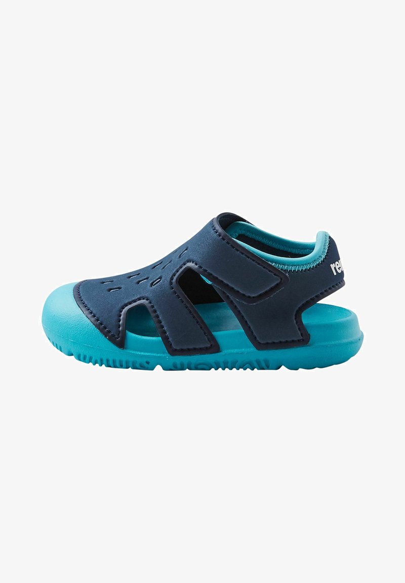 Mörkblå sandal med turkost sul, med utstansad design, justerbar rem och texturerat material för grepp och komfort.