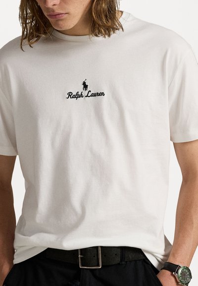 Tricou alb din bumbac cu mâneci scurte, având un logo brodat negru și textul script "Ralph Lauren" pe piept.