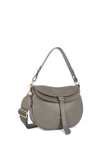 Borsa a tracolla in pelle grigia con forma arrotondata, chiusura a patta e dettagli in metallo dorato. Presenta una tracolla rimovibile.