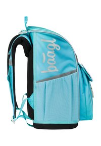 Türkise Rucksack mit strukturierter Form, ausgestattet mit gepolsterten Netzträgern, silbernen Akzenten und einem vertikalen Rillenmuster in der Taschenanordnung.