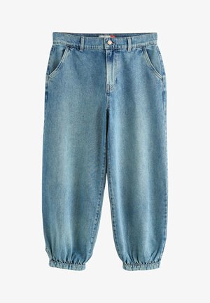 Világoskék farmernadrág elasztikus mandzsettákkal, elülső és hátsó zsebekkel, övbújtatókkal és gombos rögzítéssel deréktájon.