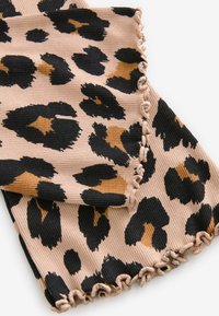 Leopardenmuster-Schal mit weicher, gerippter Textur. Er weist schwarze und braune Flecken auf einem beigen Hintergrund und einen gerafften Kantenbesatz auf.