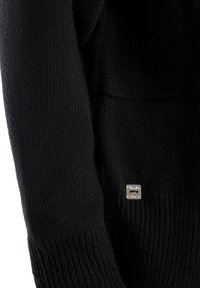 Maglione nero a maglia con una finitura testurizzata, dotato di un'etichetta con marchio in argento sul davanti e polsini a costine per un tocco di dettagli in più.