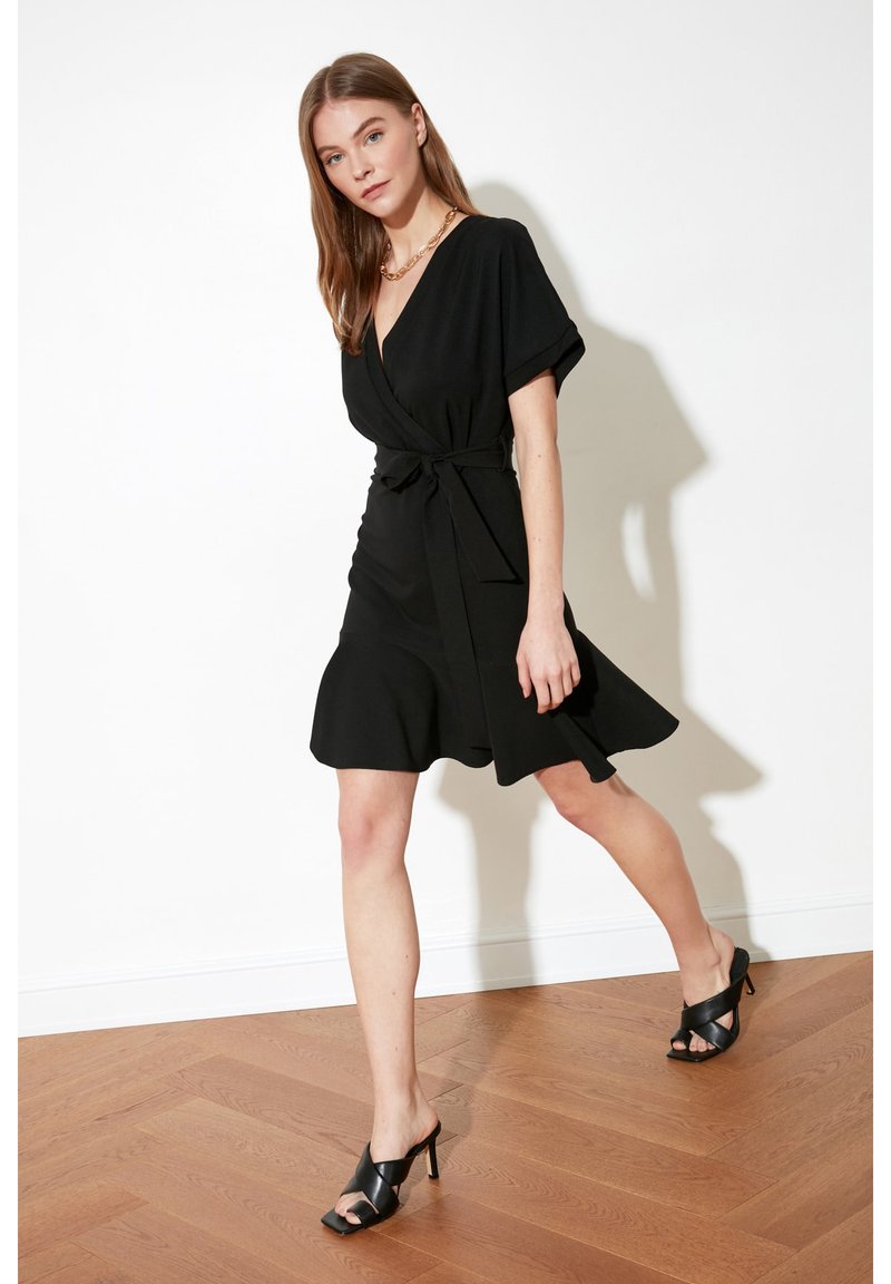 Damen Freizeitkleider | Trendyol Freizeitkleid black/schwarz - PQ84806 Damen Freizeitkleider | Trendyol Freizeitkleid black/schwarz - PQ84806