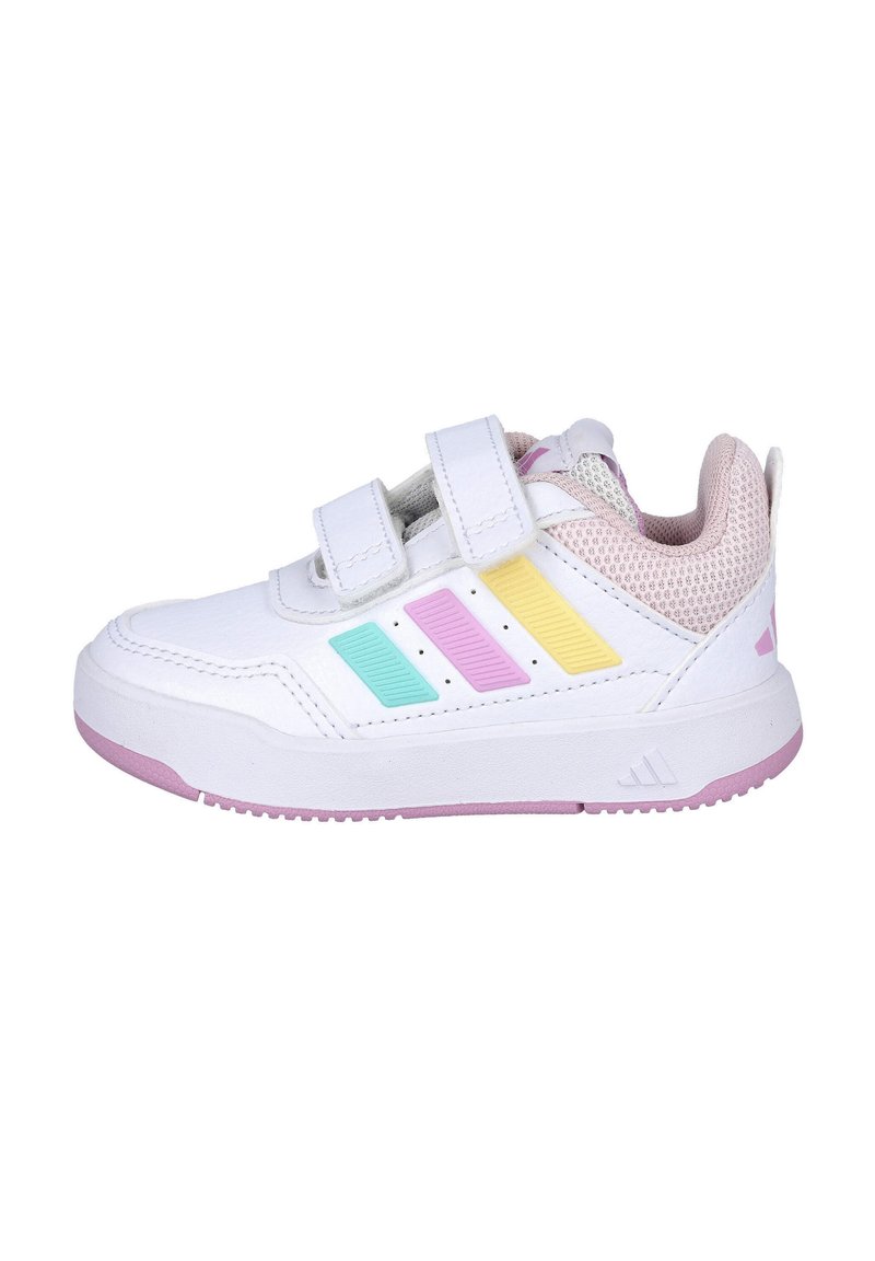 Zapatilla deportiva blanca con tiras de velcro, con rayas en tonos pastel azul, rosa y amarillo, acentos de malla texturizada y una suela de goma rosa.