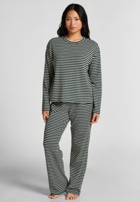 Gestreepte pyjama set met lange mouwen en broek. Kenmerkt zich door horizontale strepen in donkergroen en roomkleurig, gemaakt van zachte, comfortabele stof.