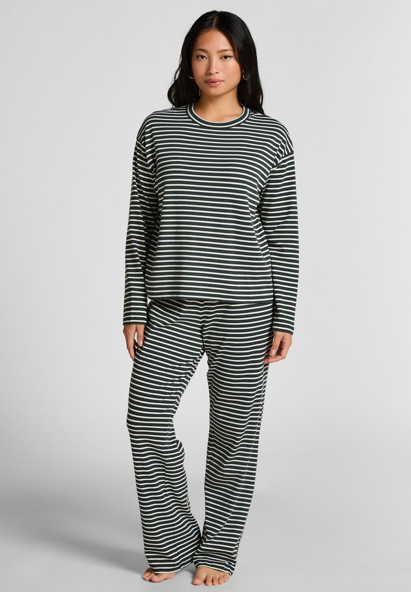 Gestreepte pyjama set met lange mouwen en broek. Kenmerkt zich door horizontale strepen in donkergroen en roomkleurig, gemaakt van zachte, comfortabele stof.