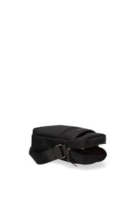 Borsa a tracolla nera in nylon con forma rettangolare, chiusura con zip, tracolla regolabile e superficie liscia e testurizzata. Presenta un dettaglio logo.