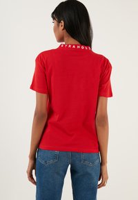 LELA REGULAR FIT - T-shirts print - red