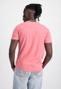 Alpha Industries Camiseta estampada - coral red