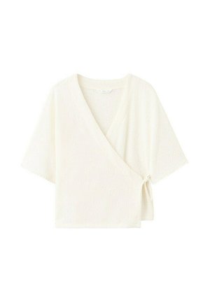 Haut court à manches courtes de style portefeuille blanc cassé avec texture subtile et fermeture à nouer sur le côté, fabriqué en tissu léger.