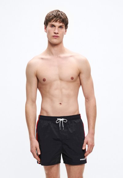 Costume da bagno corto nero in tessuto leggero, con vita regolabile tramite coulisse, strisce rosse sui lati e logo bianco sull'orlo.