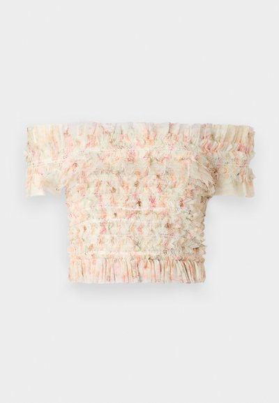 Top cu umeri goi, cu margini volanate, având un design elastic în culori pastelate, dintr-un material ușor și cu un finisaj texturat.