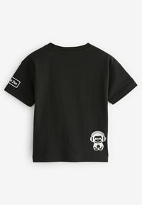 Next SHORT SLEEVE VARSITY  REGULAR FIT - Triko s potiskem - black badges
