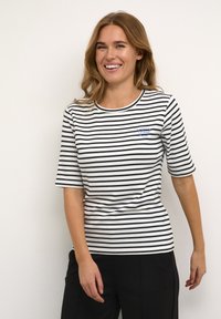 Tricou din bumbac cu dungi, cu mâneci scurte, având dungi alb-negru și un mic logo cu o inimă albastră pe piept, cuvântul "Love".
