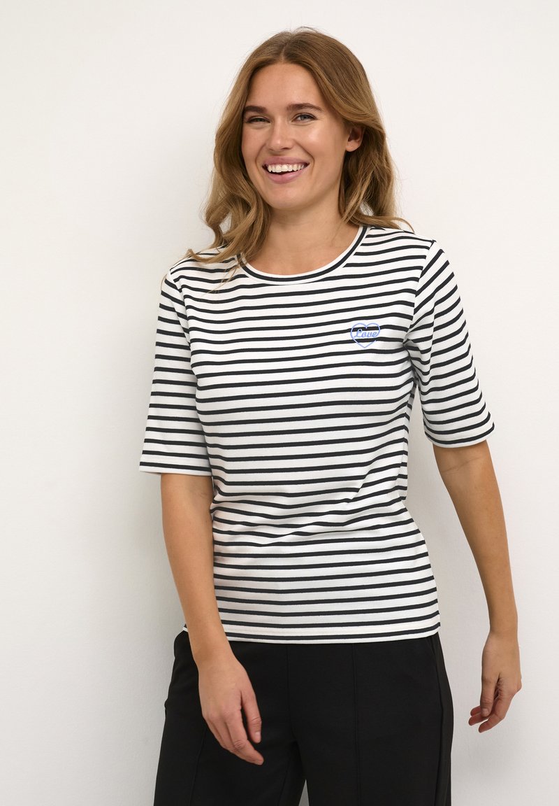 Tricou din bumbac cu dungi, cu mâneci scurte, având dungi alb-negru și un mic logo cu o inimă albastră pe piept, cuvântul "Love".
