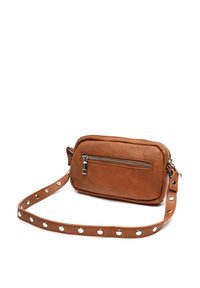 Sac bandoulière en cuir marron avec une finition texturée, doté d'une poche zippée à l'avant et d'une bandoulière cloutée. Forme compacte et rectangulaire.
