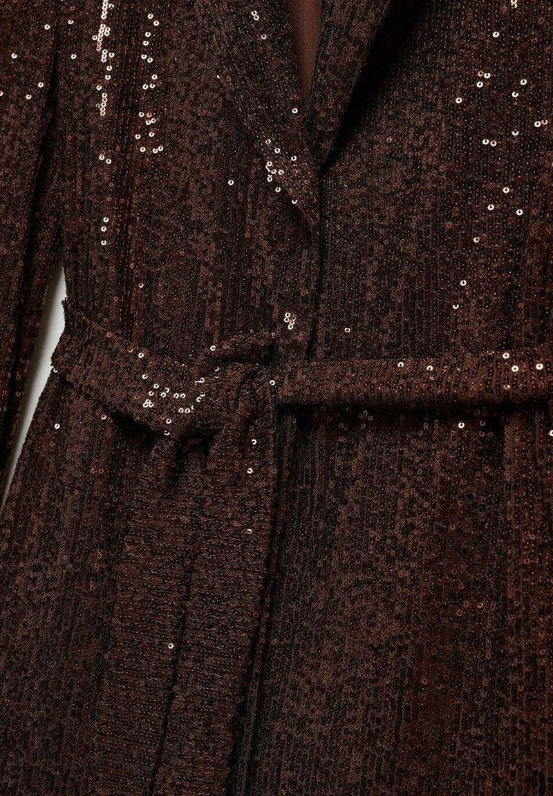 Blazer marrone con paillettes, caratterizzato da una silhouette aderente, revers a not diedro e una cintura autoadesiva in vita, che enfatizza una finitura testurizzata e luccicante.