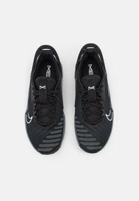 Nike Performance METCON 9 FLYEASE - Treeningjalatsid - black/white/anthracite/smoke grey