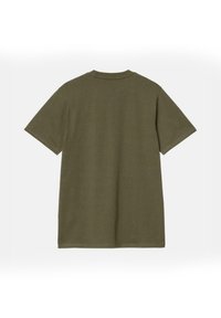 Camiseta de algodón verde oliva con escote redondo y mangas cortas. Ajuste estándar que presenta una textura suave y dobladillo limpio. Sin gráficos visibles.
