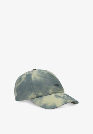 Casquette de baseball tie-dye verte avec visière courbée et sangle réglable. Présente un logo brodé noir à l'avant et un tissu texturé.